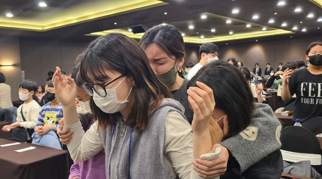 키즈처치리바이벌이 지난 2월 경북 경주의 한 호텔에서 진행한 ‘어린이 은혜 캠프’에서 어린이들이 기도하고 있다. 키즈처치리바이벌 제공
