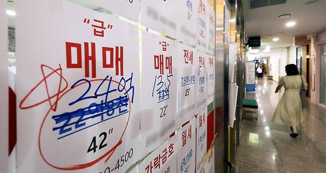아파트 거래가 늘고 분양시장이 다시 기지개를 켜면서 분양 중도금, 입주 시 잔금, 재건축·재개발 이주비 등 금융권 집단대출이 크게 증가한 것으로 나타났다. 사진은 최근 부동산 매수세가 되살아나자 매물 가격을 1억원 이상 올려 고쳐 쓴 서울 송파구의 한 중개업소 안내판 모습. 김호영 기자