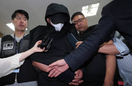 대구공항에 착륙 중인 항공기의 비상 출입문을 연 이모(33) 씨가 28일 오후 대구지법에서 열린 구속 전 피의자 심문(영장실질심사)에 출석하고 있다. 연합뉴스