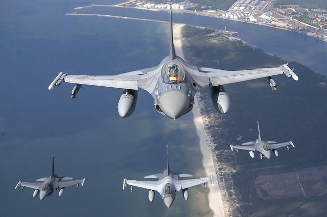 루마니아·포르투갈 공군 F-16 전투기들이 나토의 발트해 영공방어 작전을 수행하며 비행을 하고 있다. AP 연합뉴스