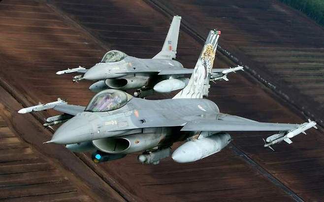 포르투갈 공군 F-16 전투기들이 23일(현지시간) 나토(북대서양조약기구)의 연합훈련에 참가, 비행을 하고 있다. AFP 연합뉴스