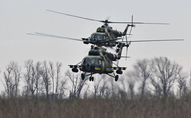 우크라이나군 MI-8 헬기들이 저공비행하며 지상에 접근하고 있다. AFP 연합뉴스