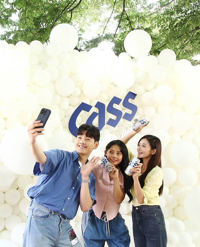 오비맥주 카스의 밀맥주 브랜드 카스 화이트가 대한민국 대표 음악축제 ‘서울재즈페스티벌 2023’에 공식 후원사로 참여해, 오는 28일까지 카스 화이트 브랜드 존을 운영한다. ‘카스 화이트 존’에서는 카스 화이트의 부드러움을 구름으로 표현한 버블 포토존을 배경으로 페스티벌 참여 인증샷을 남길 수 있다.
