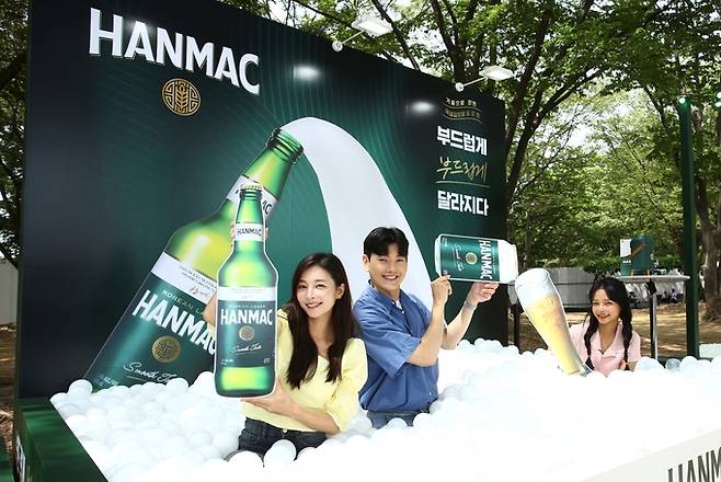 오비맥주 한맥이 ‘서울재즈페스티벌 2023’에서 한맥 브랜드 존을 운영한다. ‘한맥 존’에서는 볼풀을 이용한 거품 포토존부터 한맥 포토부스, 한맥 솜사탕 DIY 이벤트 등 한맥 만의 극강의 부드러움을 느낄 수 있는 색다른 즐길 거리들을 준비했다. 사진=오비맥주 제공
