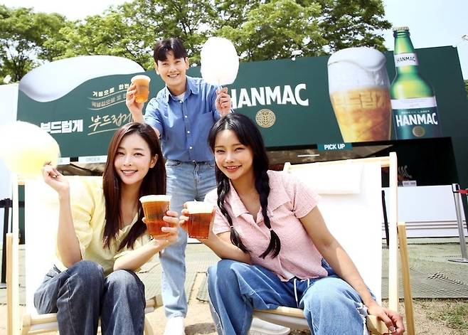 오비맥주 한맥이 대한민국 대표 음악 페스티벌 ‘서울재즈페스티벌 2023’에 공식 후원사로 참여한다. ‘한맥 존’에서는 ‘거품으로 한 번, 목넘김으로 또 한 번’ 두 번의 부드러움을 선사하는 한맥을 시원한 생맥주로 선보인다.