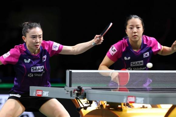 전지희가 신유빈과 호흡을 맞춰 여자복식 결승전에 나선 왕이디-천멍 조를 공략하고 있다. [대한탁구협회 제공]