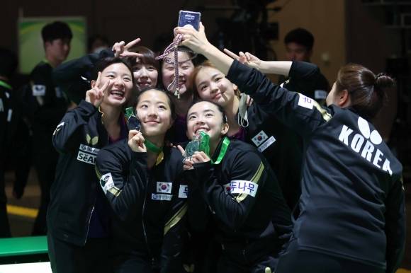 남아공 더반세계탁구선수권대회에 출전해 1993년 스웨덴 예테보리 대회 이후 30년 만에 은메딜 성적을 신고한 여자탁구대표팀이 신유빈-전지희를 둘러싸고 셀피를 찍으며 즐거워하고 있다. [대한탁구협회 제공]