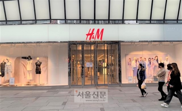중국 베이징 차오양구의 대형 쇼핑가 싼리툰 내 H&M 매장. 베이징 류지영 특파원