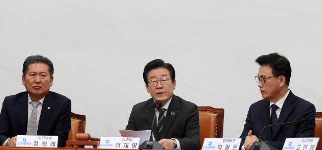 이재명 더불어민주당 대표가 5월 8일 서울 여의도 국회에서 열린 최고위원회의에 참석해 윤석열 정권 1년을 맞아 "정부의 민생경제대책은 완전히 실패했음을 부정할 수 없다"며 비판의 목소리를 높였다. [뉴시스]