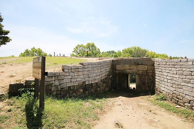 암문은 유사시 비상구 역할을 하는 샛문이다(충북 청주). 사진제공|장보영(여행작가)