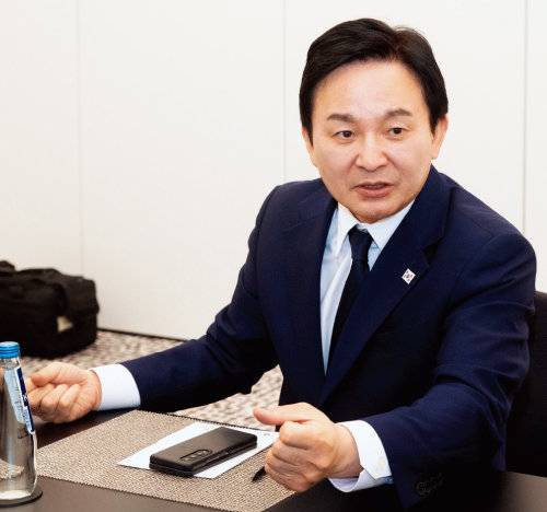 원희룡 국토교통부 장관이 5월 23일(현지 시간) 폴란드 바르샤바에서 기자들과 만나 전세제도 개편 등에 대해 말하고 있다. [국토교통부 제공]