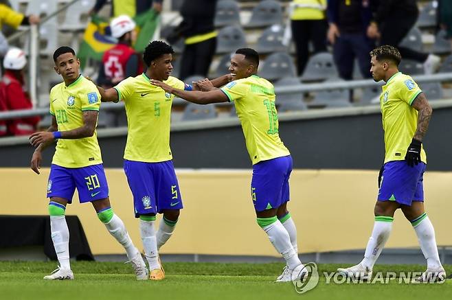 골세리머니를 펼치는 브라질 선수들 [AP=연합뉴스]