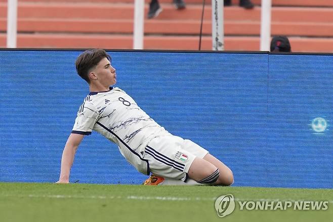 골세리머니를 펼치는 이탈리아의 세사레 카사데이 [AP=연합뉴스]