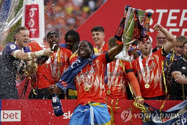 EPL 승격을 축하하는 루턴 타운 선수들 [AP=연합뉴스]