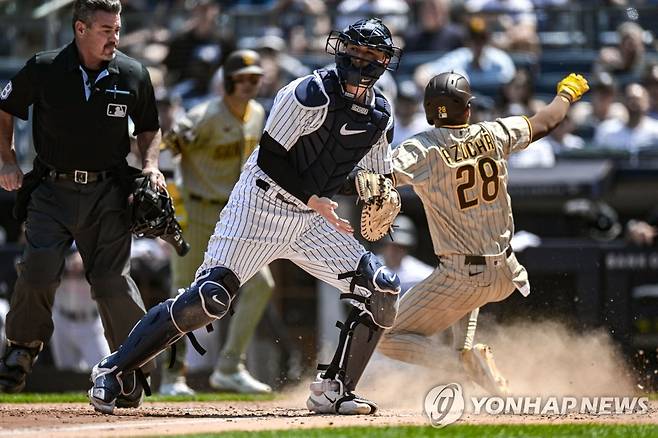 김하성의 적시타 때 득점하는 샌디에이고 아소카르 [USA 투데이/로이터=연합뉴스]