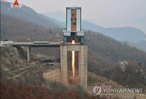 북한, 신형 고출력 로켓엔진 지상분출시험 장면 [연합뉴스 자료사진]