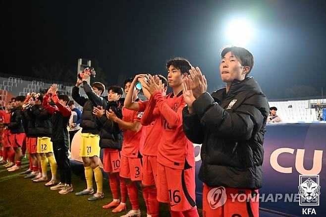 김은중호, 온두라스와 무승부 (서울=연합뉴스) 26일(한국시간) 아르헨티나 멘도사 스타디움에서 열린 2023 국제축구연맹(FIFA) 20세 이하(U-20) 월드컵 조별리그 F조 2차전 온두라스와의 경기에서 2-2 무승부를 거둔 대표팀 선수들이 관중석을 향해 박수를 치고 있다.   2023.5.26 [대한축구협회 제공, 재판매 및 DB 금지] photo@yna.co.kr