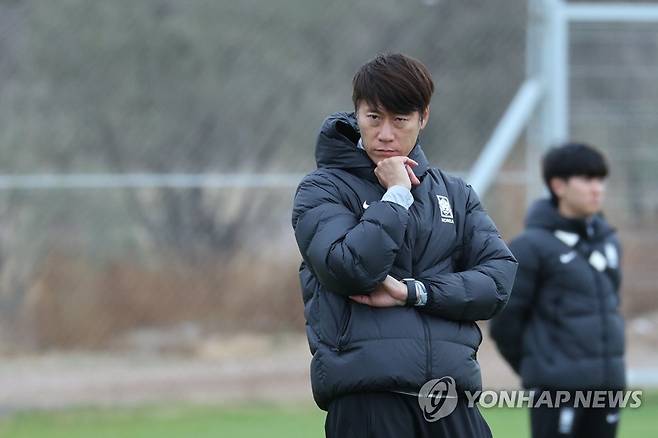 훈련 지켜보는 김은중 감독 (멘도사=연합뉴스) 임화영 기자 = 27일(현지시간) 오후 아르헨티나 멘도사 클럽 데포르티보 고도이 크루즈 트레이닝센터에서 2023 국제축구연맹(FIFA) 20세 이하(U-20) 월드컵 대한민국 축구 대표팀 김은중 감독이 선수들의 훈련을 지켜보고 있다. 2023.5.27 hwayoung7@yna.co.kr