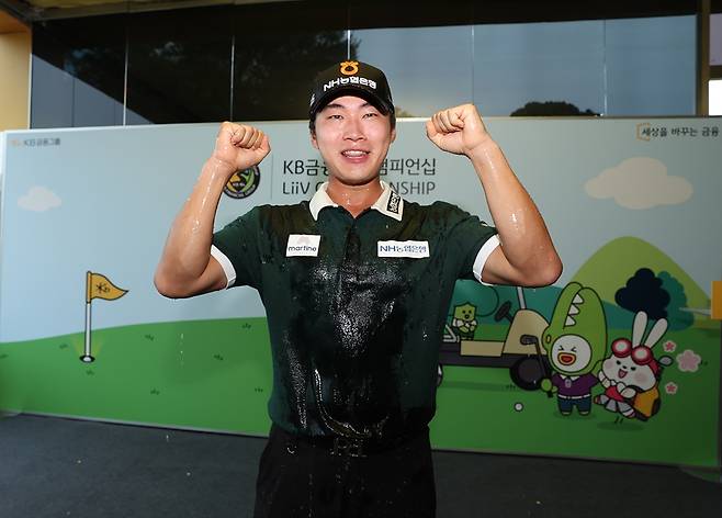 축하 물세례를 받아 흠뻑 젖은 채 기뻐하는 김동민. [KPGA 제공. 재판매 및 DB 금지]