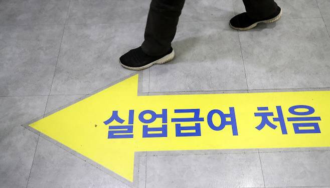 서울 마포구 서울서부고용복지플러스센터에서 구직자들이 실업급여 를 신청하기 위해 기다리고 있다. (사진=뉴시스)