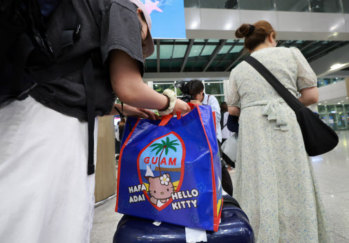 태풍 ‘마와르’ 영향으로 괌에 고립됐던 한국 관광객들이 괌 국제공항 운영 재개로 29일 오후 인천국제공항 제1여객터미널 입국장을 통해 귀국하고 있다. (사진=연합뉴스)