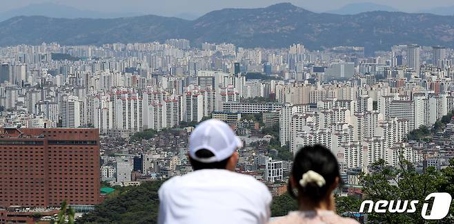 14일 서울 중구 남산 전망대를 찾은 관광객들이 도심 속 아파트 단지를 바라보고 있다. /뉴스1 ⓒ News1 장수영 기자