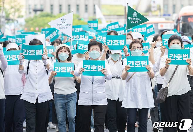 대한간호사협회 회원들이 서울 세종대로 동화면세점 앞 일대에서 열린 간호법 거부권 행사 규탄 총궐기대회를 마친 후 서울역으로 행진하고 있다./뉴스1 ⓒ News1 이재명 기자
