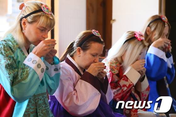 추석을 앞두고 여성전문병원 미즈메디병원에서 치료중인 러시아 환자들이 28일 오전 서울 중구 남산골한옥마을에서 한복을 차려입고 전통 다도다례 체험을 하고 있다. (미즈메디 제공) (기사내용과 무관한 자료 사진) 2017.9.28/뉴스1