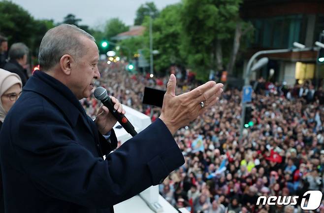 레제프 타이이프 에르도안 튀르키예 대통령이 28일(현지시간) 이스탄불에서 대선 결선투표서 승리해 재선에 성공한 뒤 지지자들에게 인사하고 있다. 2023.5.29. ⓒ AFP=뉴스1 ⓒ News1 우동명 기자