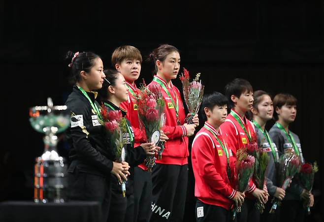 여자복식 메달리스트들. 은메달을 딴 신유빈-전지희도 보인다. 더반|신화 연합뉴스