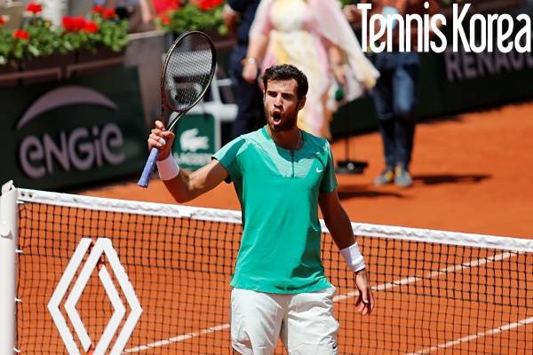 역스윕에 성공하며 힘겹게 2회전에 오른 하차노프