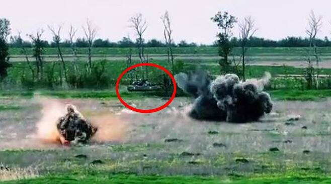 T-64로 추정되는 우크라이나군 전차(붉은색 원)가 러시아군 다연장로켓탄들이 쏟아지는 가운데 단독으로 러시아 진지를 향해 돌격하고 있다. /워리크스-밀리터리 블로그 영상 캡처