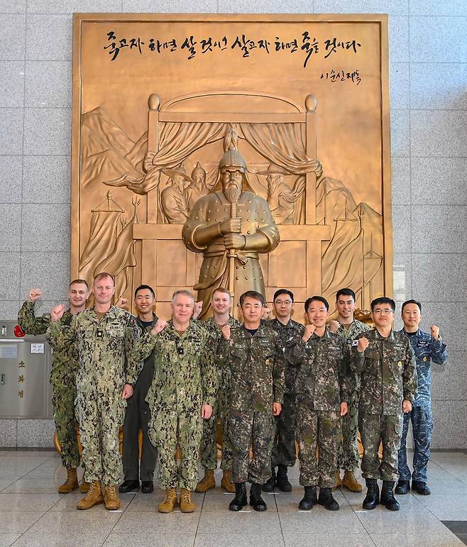 릭 시프(앞줄 왼쪽 둘째) 미 제7잠수함 전단장이 지난 23일 제주 기지에서 이수열(앞줄 왼쪽 셋째) 해군 잠수함사령부 사령관과 이순신 장군 부조 앞에서 '화이팅' 자세로 기념 촬영을 하고 있다. 한미는 지난 22~24일 제주 기지에서 ‘한미 잠수함전투 회의(SWCM)’를 했다./대한민국 해군 공보실/ 미 국방부