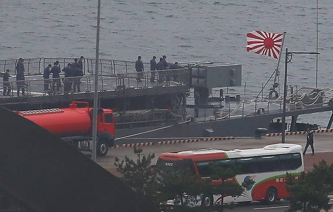 29일 오전 부산 남구 해군작전기지에 일본 해상자위대 호위함 하마기리함이 욱일기의 일종인 자위함기를 게양한 채 정박한 가운데 하마기리함 승조원들이 하선하고 있다. 일본 호위함은 오는 31일 제주 동남방 공해상에서 한국 정부가 주최하는 다국적 해양 차단훈련에 참가한다./ 김동환 기자