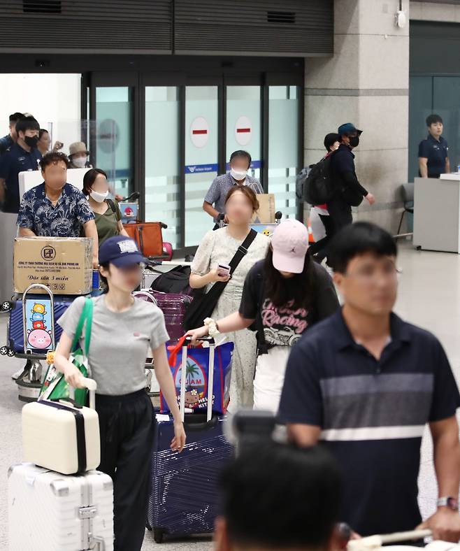 슈퍼 태풍 '마와르'의 영향으로 미국령 태평양 괌에 발이 묶였던 여행객들이 29일 인천국제공항 제1터미널을 통해 귀국하고 있다. 태풍으로 인해 일시 폐쇄됐던 괌 공항의 운영이 재개되면서 체류 중이던 한국인 여행객 3400여명은 이날부터 긴급 투입된 항공편을 통해 순차적으로 귀국할 예정이다. 2023.5.29/뉴스1