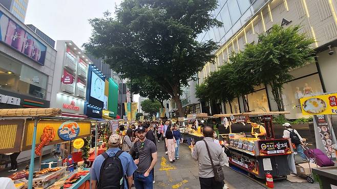 26일 오후 서울 중구 명동거리의 모습. 길거리 음식 점포 사이로 외국인 여행객들이 거리를 걷고 있다./조은임 기자