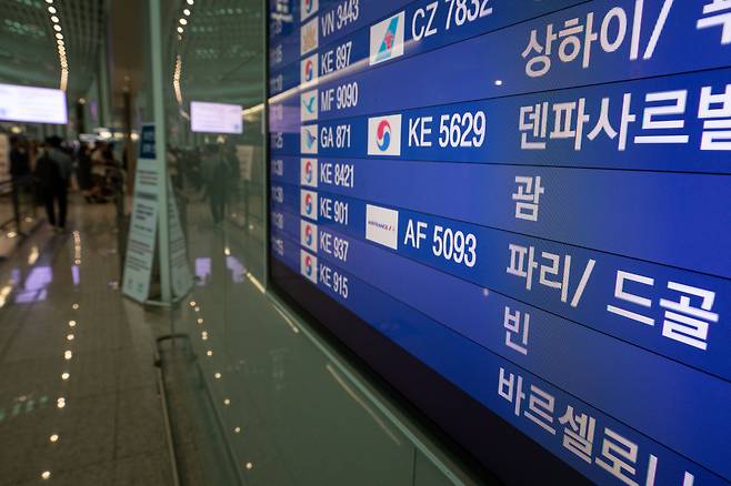 29일 인천국제공항 제2여객터미널 출국장 내 출발안내 전광판에 괌으로 향하는 대한항공 여객기 안내가 나오고 있다. /뉴스1
