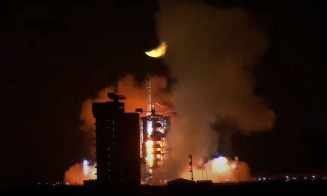 중국의 유인 우주선 선저우 15호가 고비사막의 주취안 위성발사센터에서 창정 2F 로켓에 실려 발사되는 모습. /조선DB