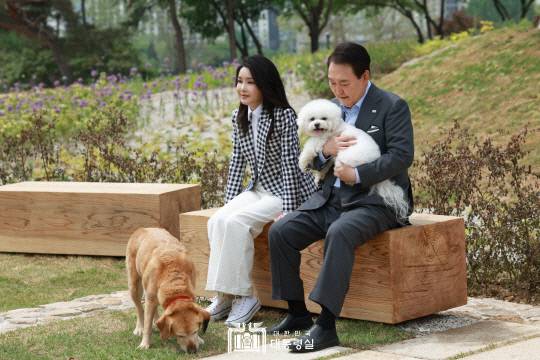 지난 4일 서울 용산 대통령실 앞 미군기지 반환부지에 조성된 용산어린이정원에서 윤석열 대통령과 김건희 여사가 반려견 써니, 새롬이(왼쪽)와 휴식을 취하고 있다. 사진=대통령실 제공