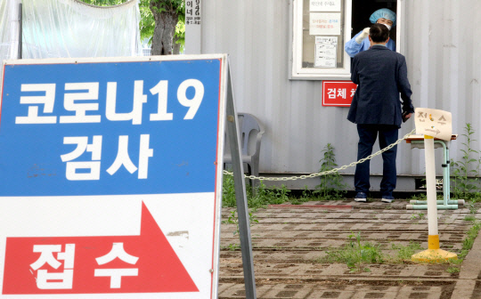 지난 11일 대전 유성구보건소 선별진료소에서 한 시민이 검사를 받고 있다. 사진=최은성 기자