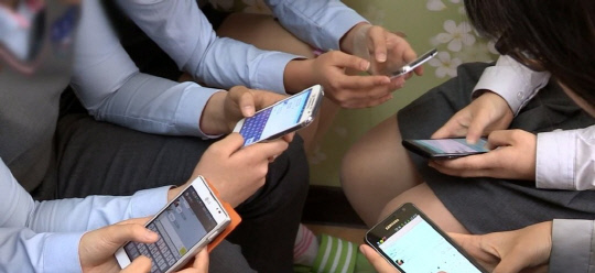 청소년들이 스마트폰을 사용하고 있다. 사진=연합뉴스