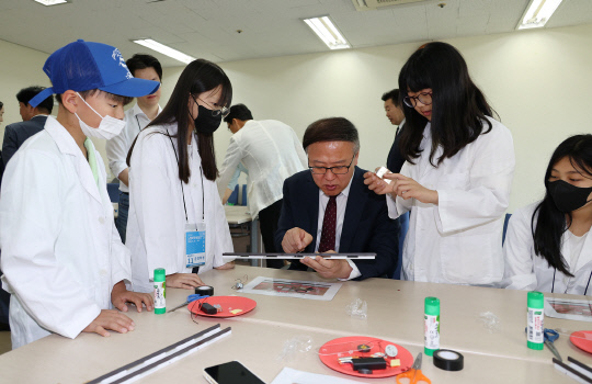 대전시교육청은 지난 25일과 26일에 걸쳐 노벨과 함께하는 꿈나무들의 과학축제 '노벨과학체험전'을 개최했다. 사진=대전교육청 제공