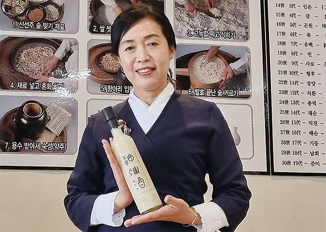 농업회사법인 신선의 박준미 대표가 청주신선주 탁주를 들고, 제조법을 소개하고 있다. 사진 박순욱 기자
