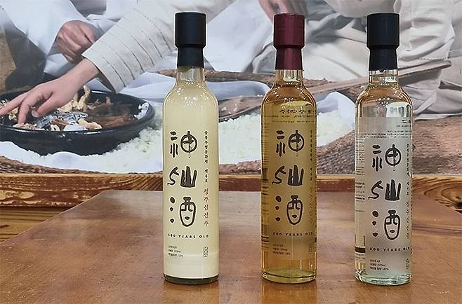 청주신선주 3종 세트. 왼쪽부터 탁주(알코올 도수 12도), 약주(16도), 소주(42)순. 청주신선주는 10여 가지의 약재를 부재료로 넣은 약용주다. 사진 박순욱 기자