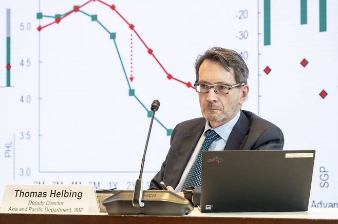 국제통화기금(IMF)의 토마스 헬블링 아시아·태평양국 부국장이 지난 2월 홍콩에서 열린 기자회견 중에 질문을 듣고 있다.EPA연합뉴스