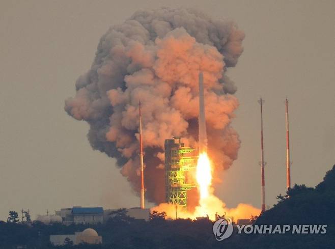 한국형 발사체 누리호(KSLV-Ⅱ)가 지난달 25일 전남 고흥군 나로우주센터에서 발사되고 있다. 연합뉴스