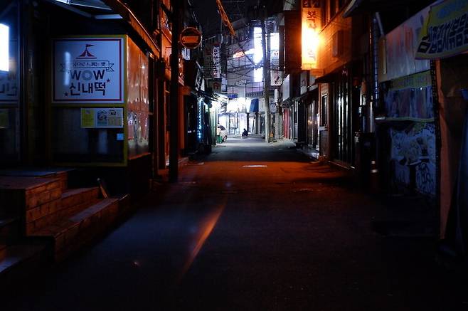 지난 2일 밤 11시께 찾은 서울 동작구 노량진동의 한 여성안심귀갓길. 데이터상 이 길에는 보안등 1개만 설치돼 있다. 곽진산 기자