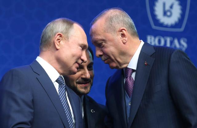 블라디미르 푸틴(왼쪽) 러시아 대통령과 레제프 타이이프 에르도안(오른쪽) 튀르키예 대통령이 이야기를 나누고 있다. AP 연합뉴스