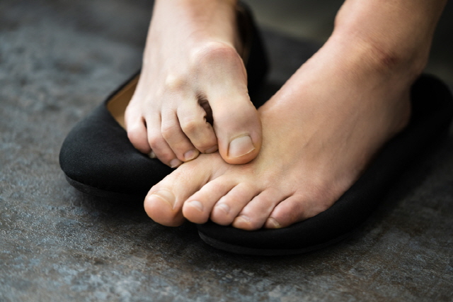 실생활에서 손쉽게 발 냄새를 없앨 수 있는 방법으로 발 완전히 말리기, 녹차 물로 발 씻기 등이 있다./사진=게티이미지뱅크
