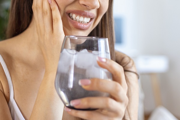 차갑거나 뜨거운 물을 마실 때 특정 치아가 시큰하다면 치아균열이 생겼을 수 있다./사진=게티이미지뱅크